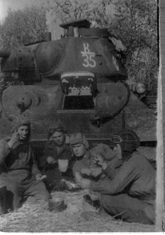 Танкисты 96 танковой бригады обедают Т-34/76 № К/35 с эмблемой оленя K-35 олень