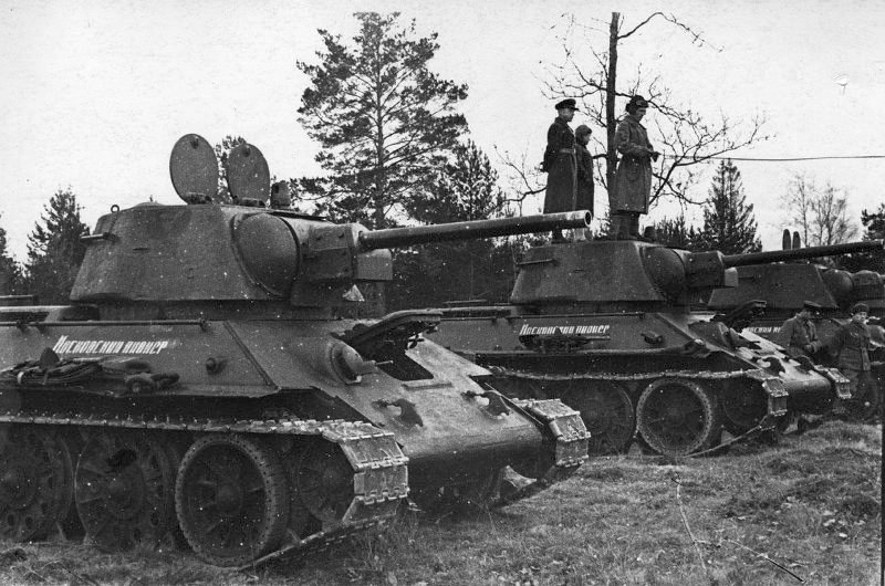Советские Танкисты на танках Т-34-76 Московский пионер 2 ноября 1942