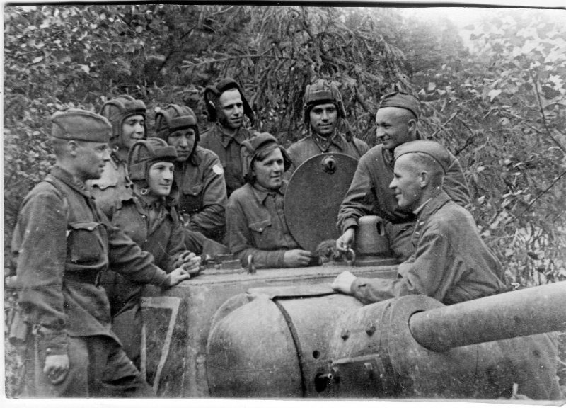 Танкисты из бригады подполковника Кузьмина, отличившиеся в боях под Молодым Тудом 1942-43