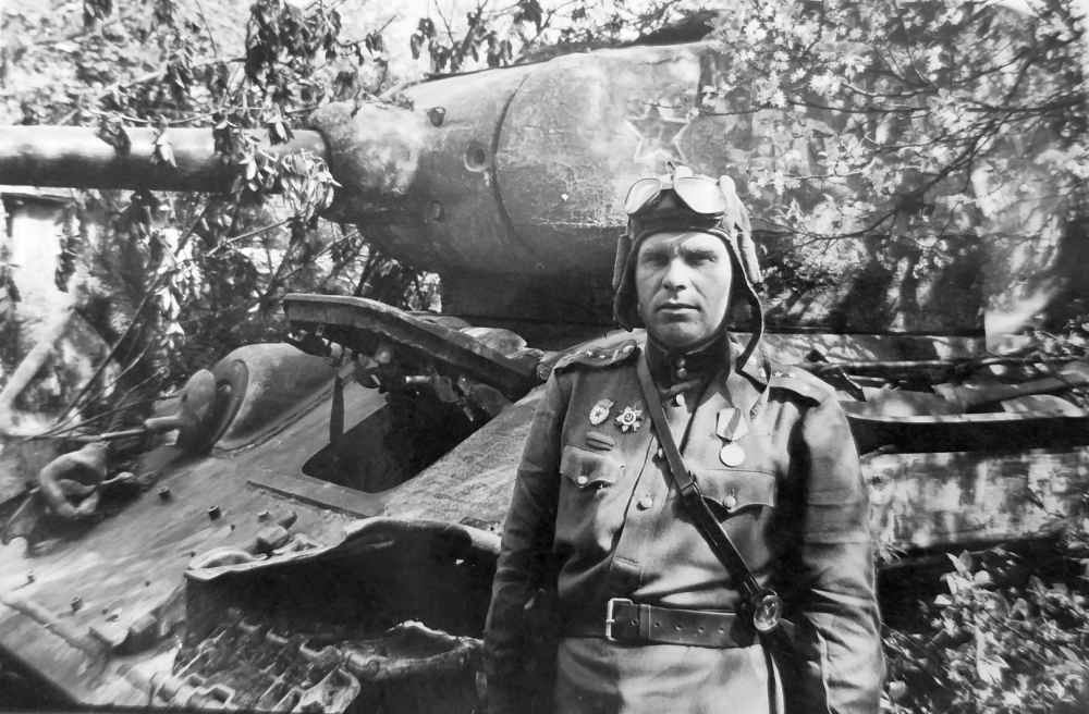 Танкист капитан Селютин Семен Антонович у своего танка после боя в г. Вене (Австрия)