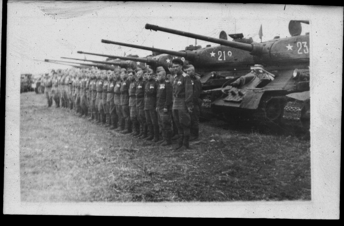фото 1944 года подразделения 104 танкового полка 5 гв. кав. див. 3-го гв. кав. корпуса на смотре перед очередной операцией
