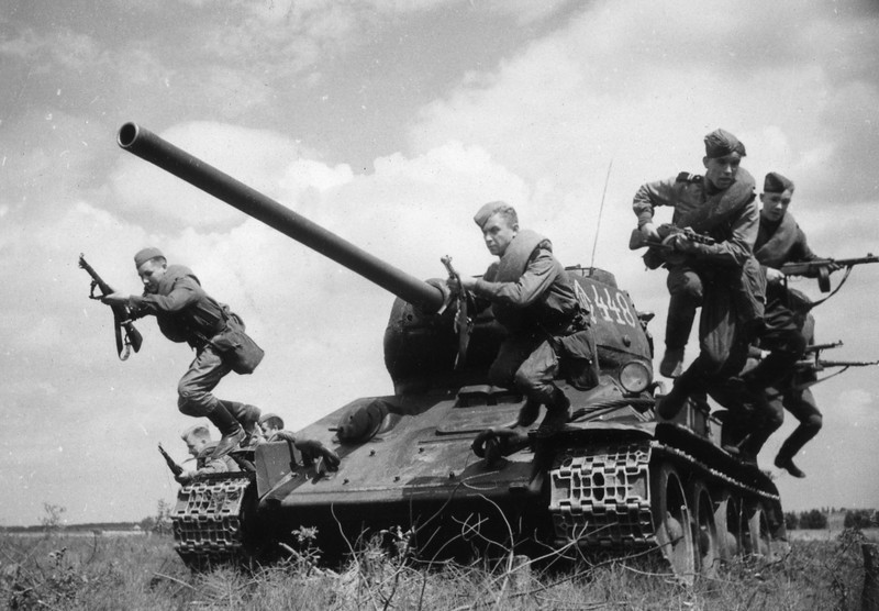 WWII photo T-34-85 USSR