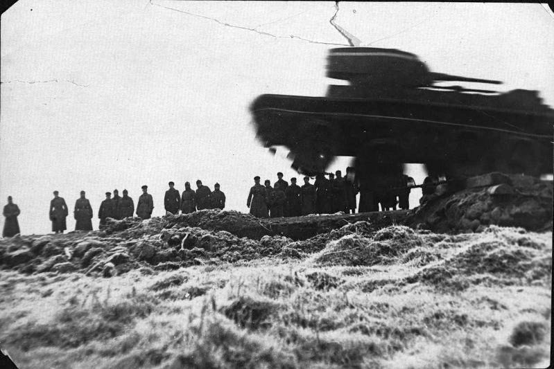 Прыжок советского легкого танка БТ