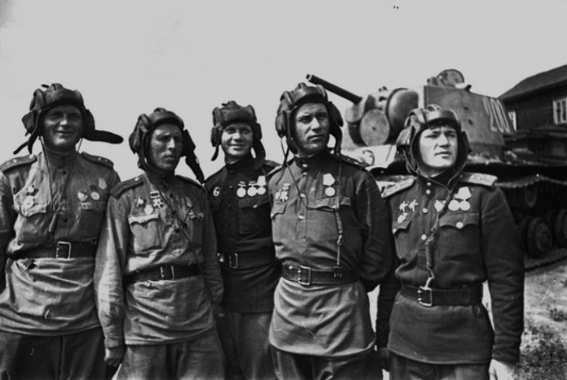 Командир 31-го Гвардейского танкового полка майор Семёркин с офицерами танкистами