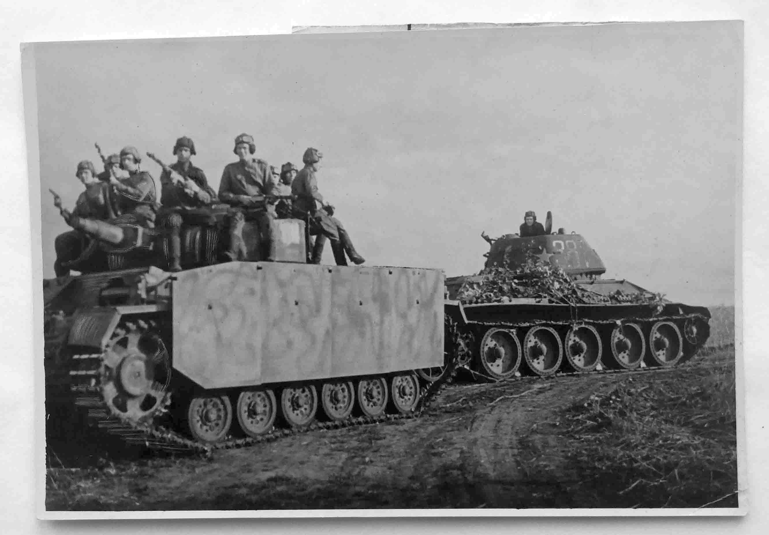 ИЮЛЬ 1943г. СОВЕТСКИЙ ТАНК Т-34 ТЯНЕТ НА БУКСИРЕ В ТЫЛ НЕМЕЦКИЙ ТАНК