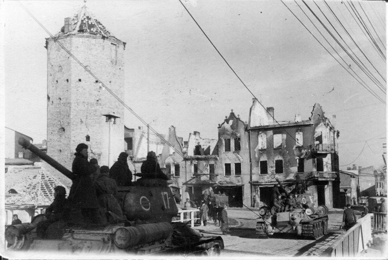 3 гтк В Восточной Пруссии. Советские танки переходят через реку по восстановленному мосту. 15.03.1945.