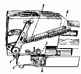 F34 Общий вид казённика и полуавтоматики (на рисунке показан момент отката, когда кулачок полуавтоматики отжал копир)