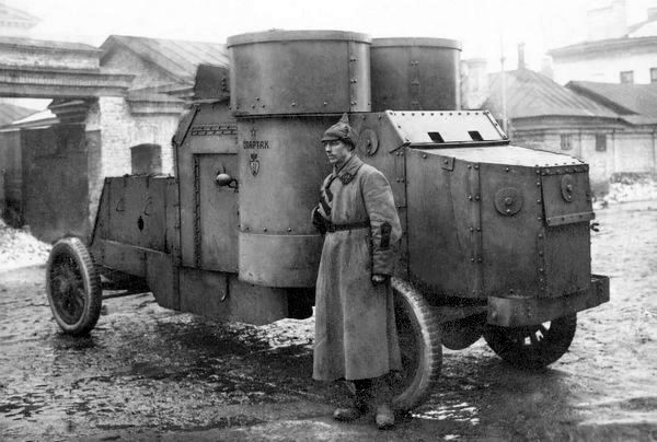 Ленинград, 1924 год. На борту под названием машины видна эмблема броневых частей Красной Армии.