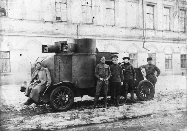 Pansarbil Экипаж броневика, участвовавший в подавлении Забулачной республики в марте 1918 г. Второй справа Ф. В. Балаев