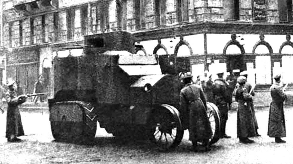Первый советский танк, изготовленный рабочими Путиловского завода в дни борьбы с Юденичем