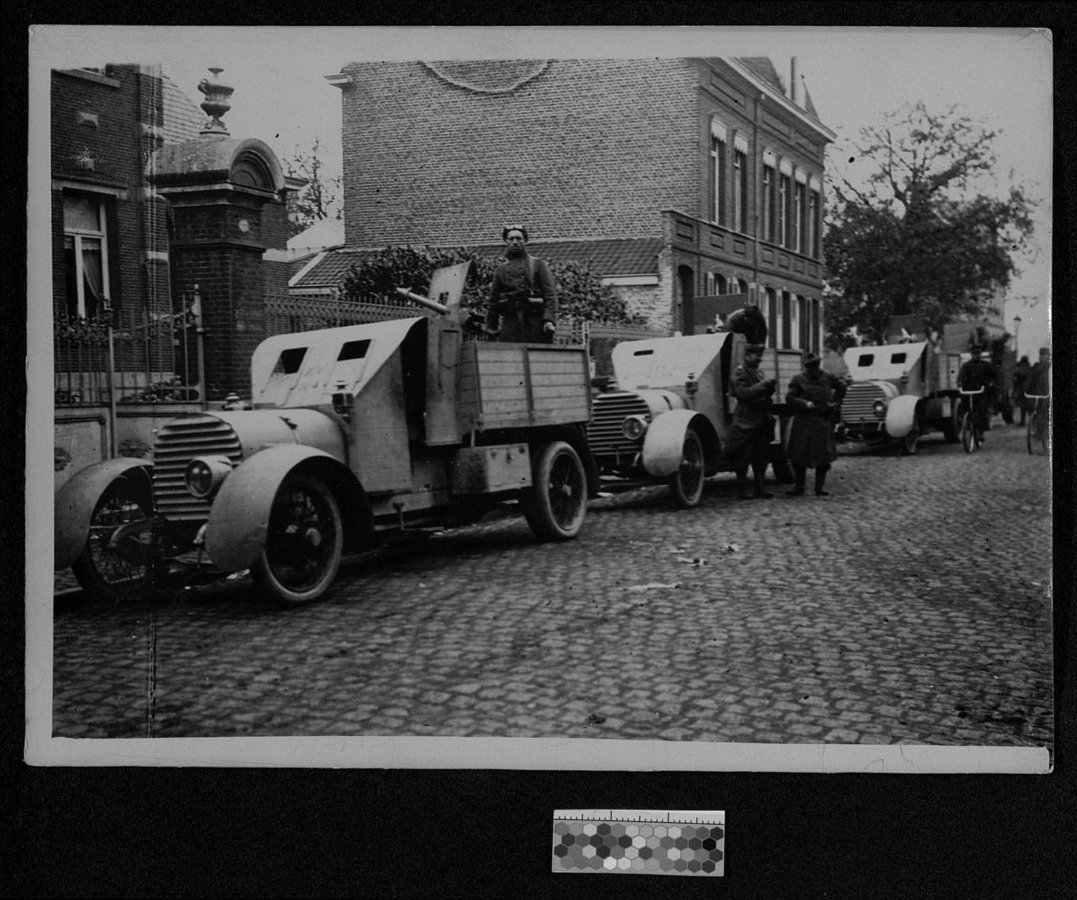 Колонна французских бронированных автомашин (авто-митральез). Неизвестный фотограф. 1914-1917