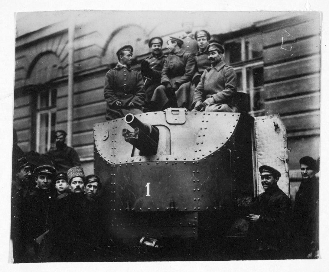 Броневик с артиллерийским орудием «Илья Муромец» в составе автобронедивизиона, присоединившегося к войскам Военно-революционного комитета. 24 октября 1917