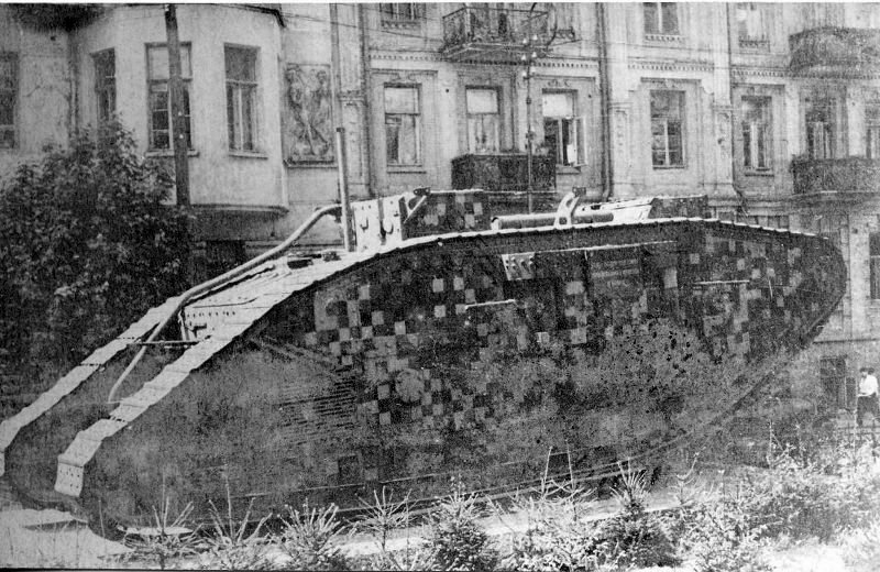Танк на площади, захваченный во время Гражданской войны у интервентов 1917-22