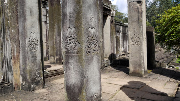 foto photo фото Angkor Bayon Vecchie colonne con bassorilievi.