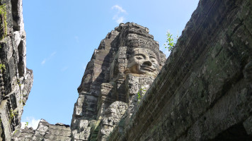 photo Bayon ar en tempelruin i ruinstaden Angkor i norra Kambodja