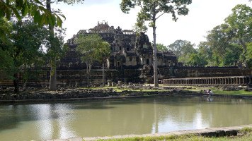 picture Le Baphuon est un temple du complexe monumental au Cambodge. Il se situe dans l'enceinte d'Angkor Thom