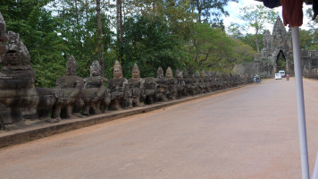 foto photo фото Angkor - soldados custodian el puente de piedra