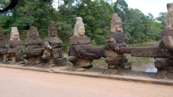 foto photo фото Angkor Thom - Soldiers guard the stone bridge