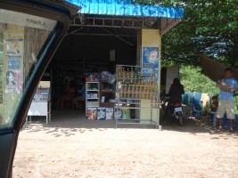 foto photo фото Камбоджийская семья живет на участке за магазинчиком на трассе, торгуют всякой ерундой (в основном бензином в бутылках)